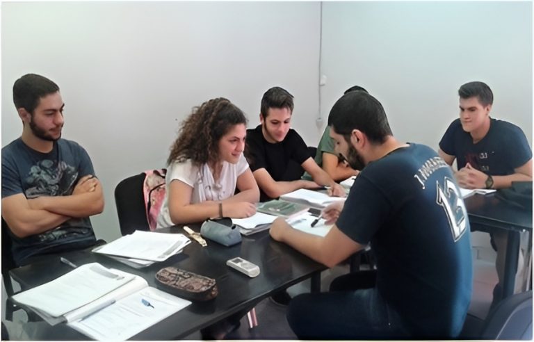 Μαθητές του φροντιστηρίου που μελετούν στην αίθουσα